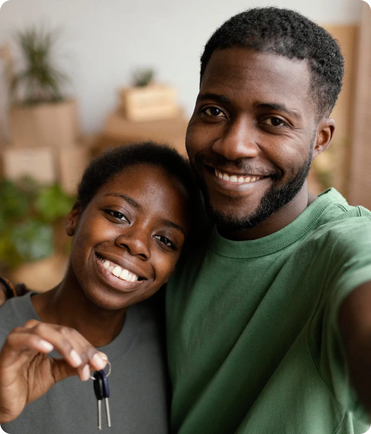Couple heureux avec leur logement